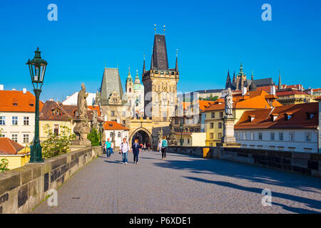 Repubblica Ceca, Praga. Vista del Ponte Carlo, minore torre del ponte della città ed edifici nel quartiere di Mala Strana. Foto Stock