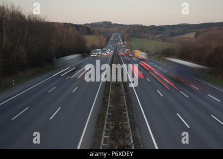 Sentieri di luce, Autobahn A7, Staufenberg, Bassa Sassonia, Germania Foto Stock