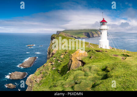 Isola di Mykines, Isole Faerøer, Danimarca. Faro e scogliere. Foto Stock