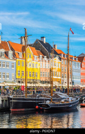 Copenaghen, Hovedstaden, Danimarca, il nord Europa. Case colorate rivestite sul lungomare di Nihavn. Foto Stock