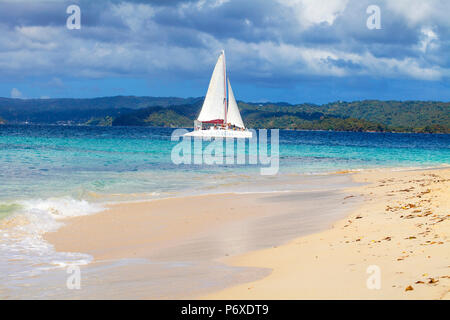 Repubblica Dominicana, Est della penisola di Samana, Samana, barca a vela vicino a Cayo Levantado sapere come Bacardi Island Foto Stock