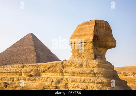 Piramide di Cheope e la Sfinge Giza, il Cairo, Egitto Foto Stock