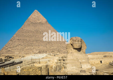 Piramide di Khafre (Chephren) e la Sfinge Giza, il Cairo, Egitto Foto Stock