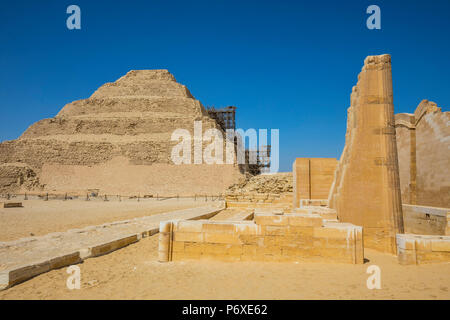 Passo piramide di Djoser (la più antica piramide in Egitto, 2600bc), Saqqara, Nr Il Cairo, Egitto Foto Stock