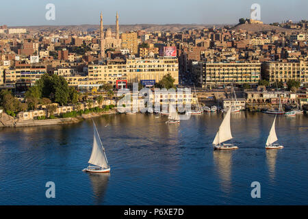 Egitto Alto Egitto, Aswan, vista di Aswan e Fiume Nilo Foto Stock