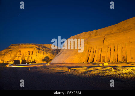 Egitto, Abu Simbel, il piccolo tempio - noto come tempio di Hathor - dedicato a Nefertari per il culto della dea Hathor e ornato con statue del re e della regina Foto Stock