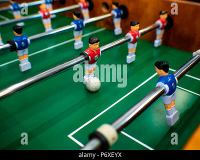 2018, calcio, blur sullo sfondo, tavolo gioco di calcio. Argentina, Belgio, Brasile, Colombia, Croazia, Danimarca, Inghilterra, Francia, Giappone, Messico, Spagna, U Foto Stock