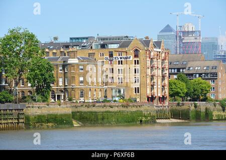 L'iconico e storico pontile Olivers lungo il fiume Thames, London, Regno Unito Foto Stock