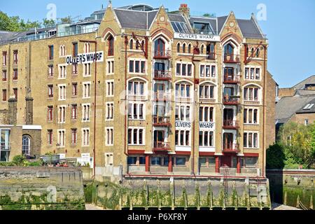 L'iconico e storico pontile Olivers lungo il fiume Thames, London, Regno Unito Foto Stock