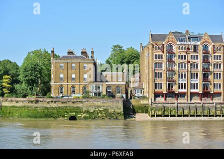 L'iconico e storico pontile Olivers lungo il fiume Thames, London, Regno Unito Foto Stock