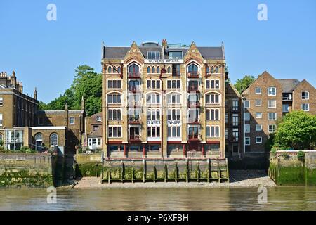 L'iconico e storico pontile Olivers lungo il fiume Thames, London, Regno Unito Foto Stock