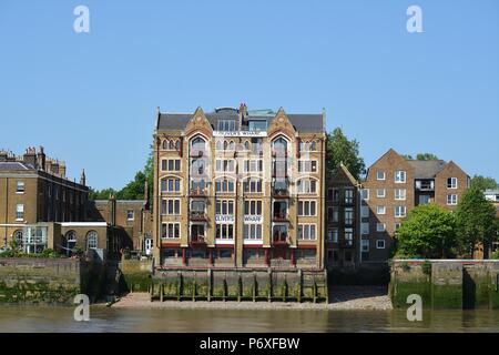 L'iconico e storico pontile Olivers lungo il fiume Thames, London, Regno Unito Foto Stock