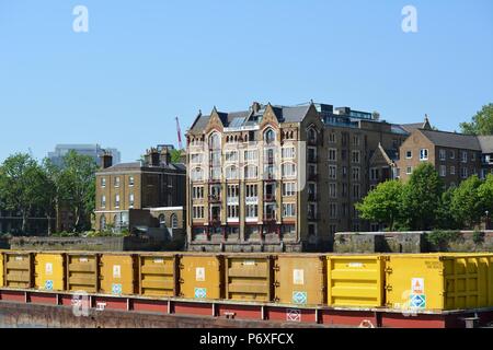 L'iconico e storico pontile Olivers lungo il fiume Thames, London, Regno Unito Foto Stock