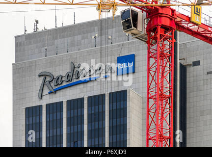 Edificio principale del Radisson Blu Hotel di Amburgo vicino al CCH con una gru di costruzione di un sito in costruzione in primo piano Foto Stock