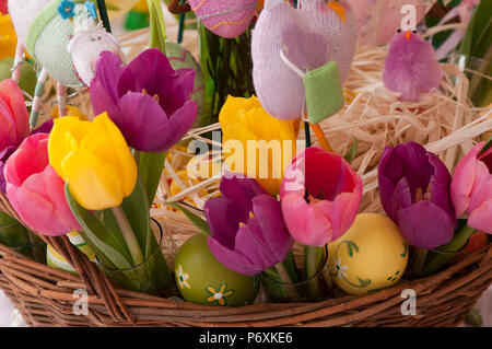 Bellissimi fiori di primavera in un cestello con decorazioni di Pasqua Foto Stock