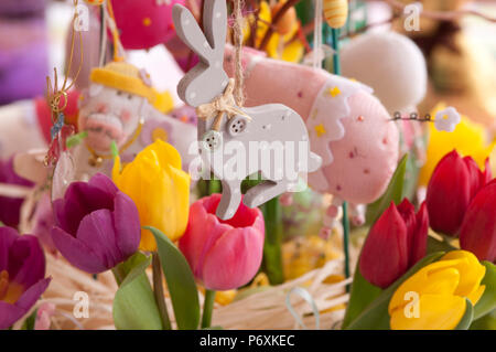 Bellissimi fiori di primavera in un cestello con decorazioni di Pasqua Foto Stock