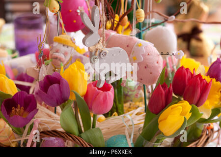 Bellissimi fiori di primavera in un cestello con decorazioni di Pasqua Foto Stock