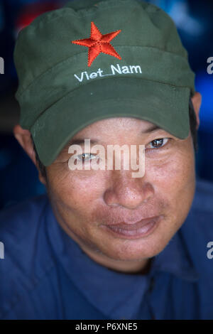 Ritratto di uomo con cappuccio in Vietnam a Saigon, Vietnam Foto Stock