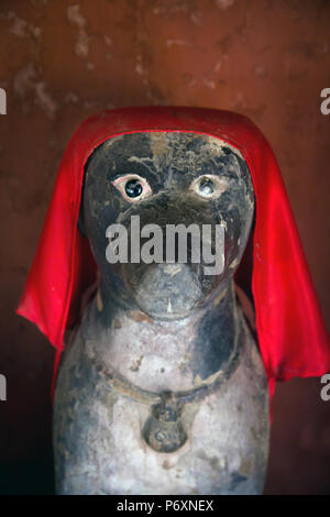 Statua di cane sul ponte coperto giapponese, Hoi An , il Vietnam Foto Stock