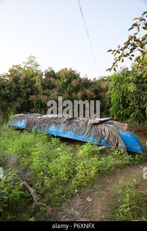 Abbandonata la canoa in barca su un isola di Binh , il Vietnam Foto Stock