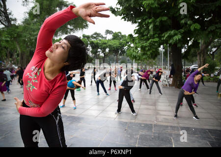 Mattina Tai Chi sessione intorno al lago Hoan Kiem , Hanoï, Vietnam, Hanoi Foto Stock