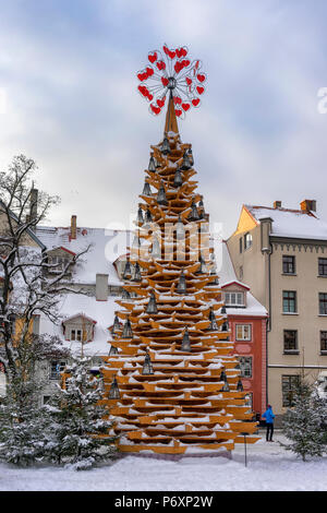 Decorazione albero di Natale con lanterne sulla piazza di Livs contro lo sfondo di vecchie case in Riga nel mese di dicembre Foto Stock