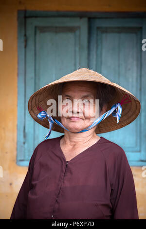 Ritratto di donna con il tradizionale cappello conico in un Binh , il Vietnam Foto Stock