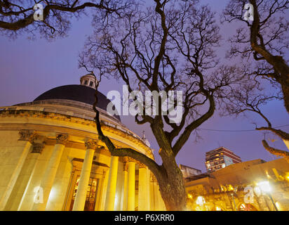 Argentina, Provincia di Buenos Aires, la città di Buenos Aires, Belgrano, crepuscolo vista del Plaza Manuel Belgrano e Inmaculada Concepción Chiesa conosciuta come La Redonda. Foto Stock