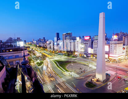 Argentina, Provincia di Buenos Aires, la città di Buenos Aires, crepuscolo vista di 9 de Julio, Plaza de la Republica e Obelisco de Buenos Aires. Foto Stock
