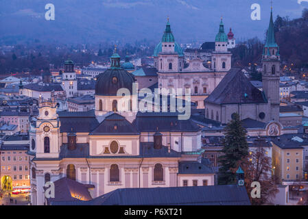 Austria salisburghese, Salisburgo, elevati vista città, crepuscolo Foto Stock