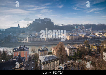 Austria salisburghese, Salisburgo, città elevata vista dal Kapuzinerberg, mattina, inverno Foto Stock