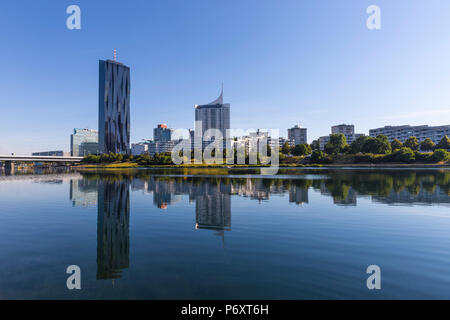 Austria, Vienna Donau City riflettente nel Nuovo Danubio Foto Stock