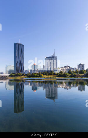 Austria, Vienna Donau City riflettente nel Nuovo Danubio Foto Stock