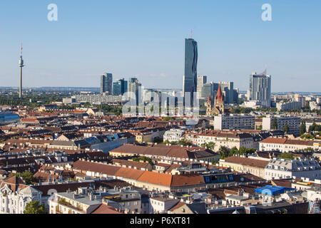 Austria, Vienna, vista dello skyline della città guardando verso DC Tower a Donau City - a sinistra è il Donauturm - Torre del Danubio Foto Stock