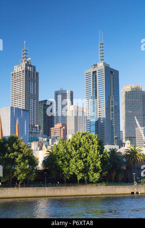 Lo skyline di Melbourne lungo il fiume Yarra, Melbourne, Victoria, Australia Foto Stock