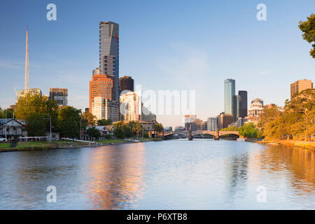 Eureka Tower e lo skyline lungo il fiume Yarra, Melbourne, Victoria, Australia Foto Stock