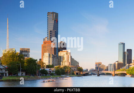 Eureka Tower e il Victorian Arts Centre lungo il fiume Yarra, Melbourne, Victoria, Australia Foto Stock