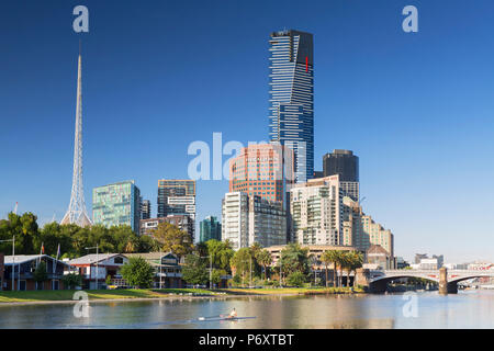 Eureka Tower e il Victorian Arts Centre lungo il fiume Yarra, Melbourne, Victoria, Australia Foto Stock