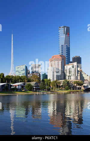 Eureka Tower e il Victorian Arts Centre lungo il fiume Yarra, Melbourne, Victoria, Australia Foto Stock