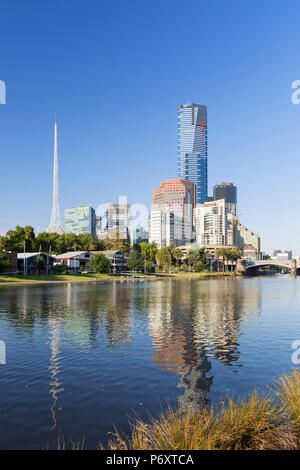 Eureka Tower e il Victorian Arts Centre lungo il fiume Yarra, Melbourne, Victoria, Australia Foto Stock