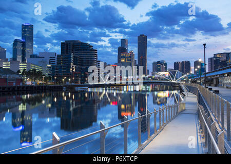 South Wharf skyline all'alba, Melbourne, Victoria, Australia Foto Stock