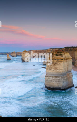 Dodici Apostoli all'alba, Parco Nazionale di Port Campbell, Great Ocean Road, Victoria, Australia Foto Stock