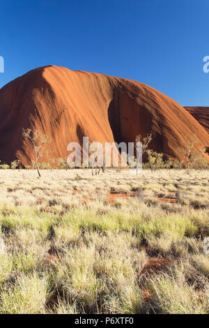 Uluru (Patrimonio Mondiale dell'UNESCO), Uluru-Kata Tjuta National Park, il Territorio del Nord, l'Australia Foto Stock