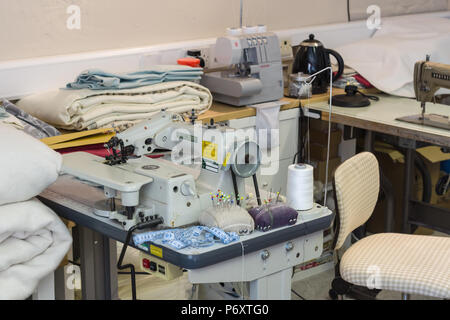 Macchina per cucire industriale in un abbigliamento fabbrica di fabbricazione Foto Stock