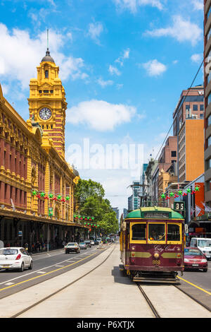 Melbourne, Victoria, Australia. La stazione di Flinders Street e il centro storico con il tram. Foto Stock