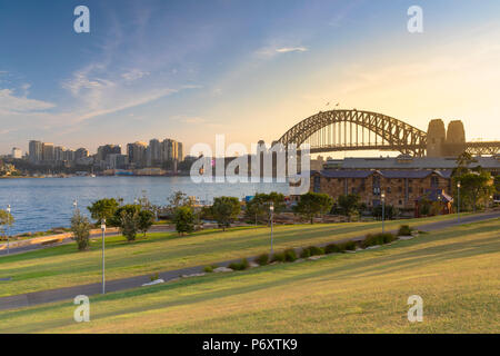 Il Ponte del Porto di Sydney dal molo di Barangaroo Riserva, Sydney, Nuovo Galles del Sud, Australia Foto Stock