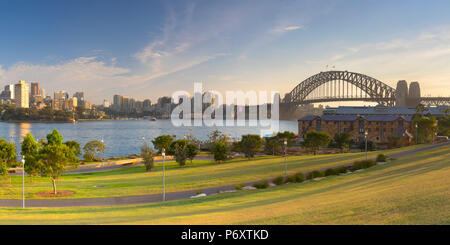Il Ponte del Porto di Sydney dal molo di Barangaroo Riserva, Sydney, Nuovo Galles del Sud, Australia Foto Stock