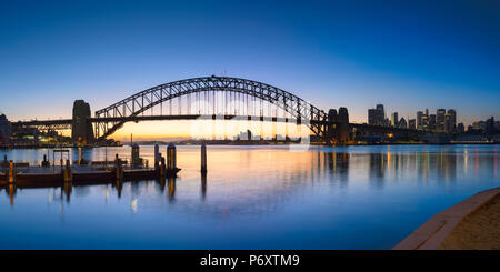 Sydney Harbour Bridge dal punto McMahons presso sunrise, Sydney, Nuovo Galles del Sud, Australia Foto Stock
