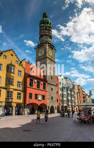 La torre della città o Stadtturm, Innsbruck, in Tirolo, Austria Foto Stock