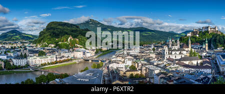 Vista panoramica sopra la città vecchia e il castello di Hohensalzburg al crepuscolo, Salisburgo, Austria Foto Stock